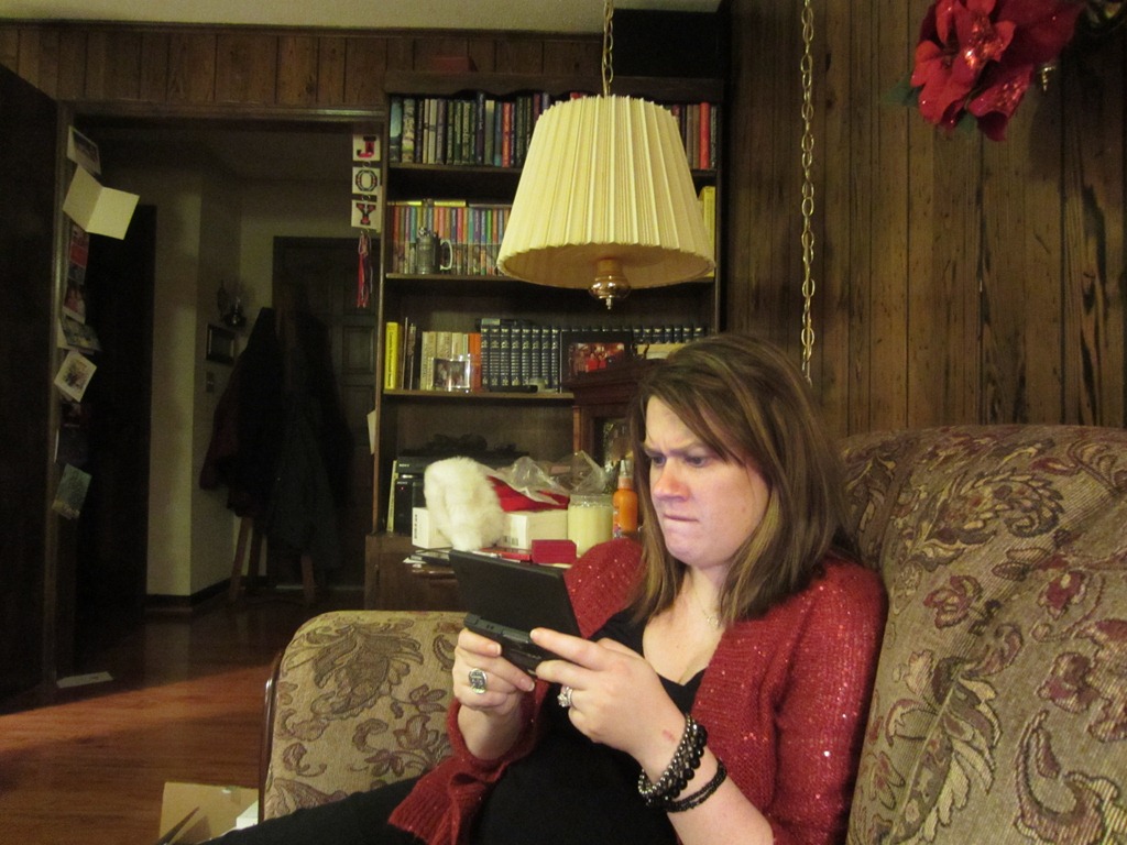 [Leah%2520playing%2520her%2520DS%255B3%255D.jpg]