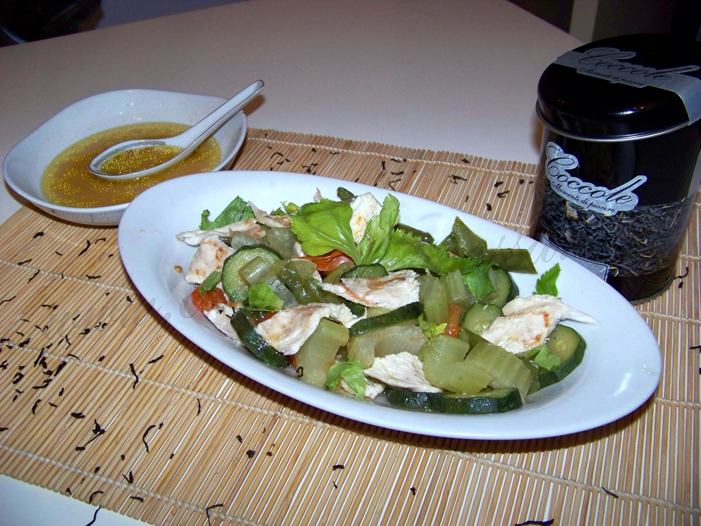 [petti%2520di%2520pollo%2520cotti%2520al%2520vapore%2520con%2520te%2520nero%2520zucchine%2520peperoni%2520sedano%2520%252824%2529%255B4%255D.jpg]