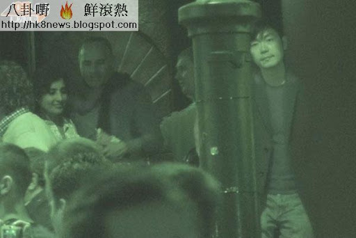 略帶醉意的李思捷，發現記者即目露兇光。