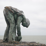 DSC01398.JPG - 10.06.2013.  Afsluitdijk (6 km); pomnik &quot;Robotnika&quot; (w tle IJselmeer)