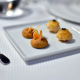 Amuse-bouches, le début : sablé au gingembre et amandes effilées, petit soufflé à la tome de savoie.
Quelconques.
Cétait arrosé de Krug Grande Cuvée, déjà beaucoup mieux !