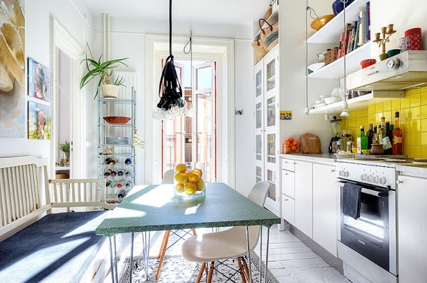 sin pecado concebida: Una cocina amarillenta