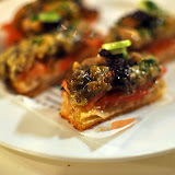 Coca, aubergine, sardine et tapenade. Très bien, plein darômes dans une seule bouchée grâce à la présentation très étudiée.