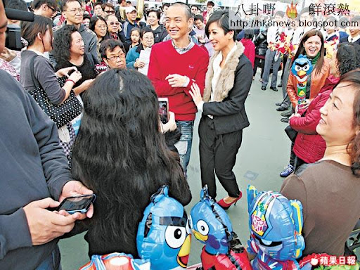 梁烈唯拖着黃智雯行年宵時被市民團團包圍,但都是讚多過鬧。