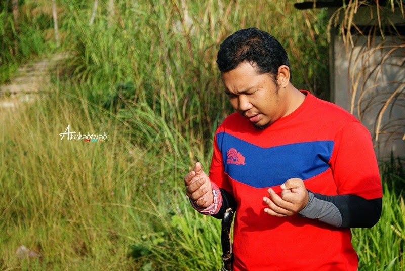 Bacaan doa oleh gogo sebelum memulakan pendakian SONY DSC