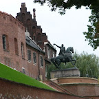 Krakow - Wawel       Castle
This is a place of great significance for the Polish people. 
The Royal Castle with an armoury and the Cathedral are situated on the hill. 
Polish Royalty and many distinguished Poles are interred in the Wawel Cathedral. 
Ro