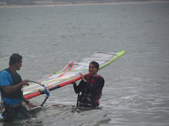 Andreza com George apois uma regata. Fotos do evento Janeiro 2012 Campeonato Brasileiro de Slalom e Sulamericano de RSX, Bic e Race Board. Foto numero 3117. Fotografia (fotografias) da MGW Brasil Windsurfing Team - Meu Garoto Windsurf. Venha aprender com o campeão, George Rebello (Meu Garoto). Aula e aluguel de equipamentos para windsurf. Personal windsurf. Guarderia MGW.  aula aulas windsurf guarderia de surf windsurfing in the surfboards buzios rio janeiro e kitesurf slalom fun funboard freestyle búzios rj cabo frio videos fanatic formula prancha