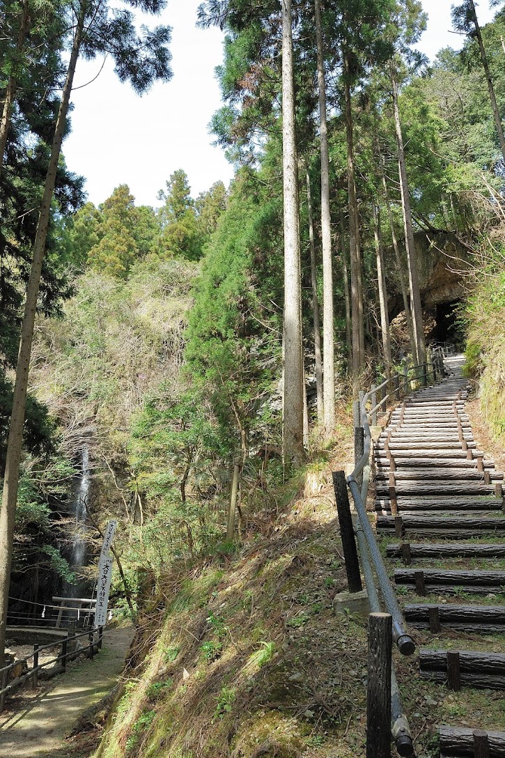 滝は左へ、岩門は右へ