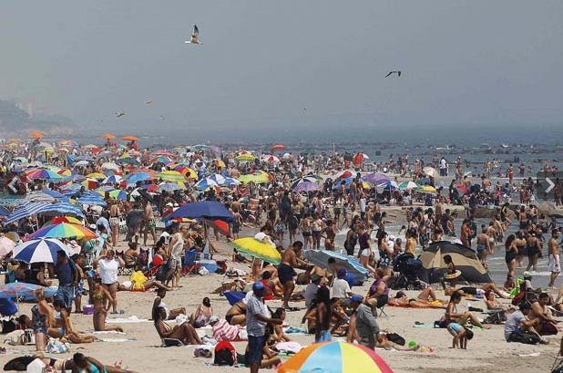 Crowds flock to Coney Island's beaches in the Brooklyn borough of New York to escape the heat wave of June 2012. REUTERS