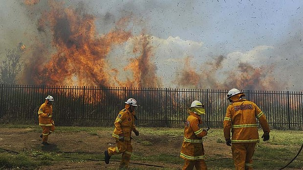 Firefighters battle a grass fire in Penrith, Australia, 19 January 2013. Photo: Mick Tsikas / Sydney Morning Herald