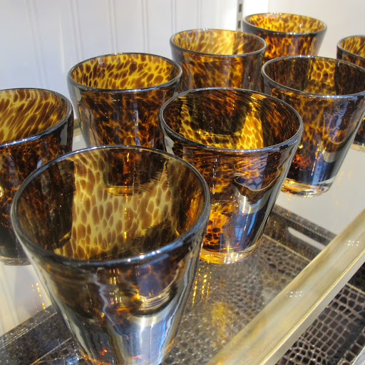 Tortoise pattern glasses are so luxe.