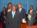 La sortie du nouveau bureau provisoire de l'Assemblée Nationale de la RDC à la fin de la céremonie, le 16/02/2012. Radio Okapi/Ph. Aimé-NZINGA