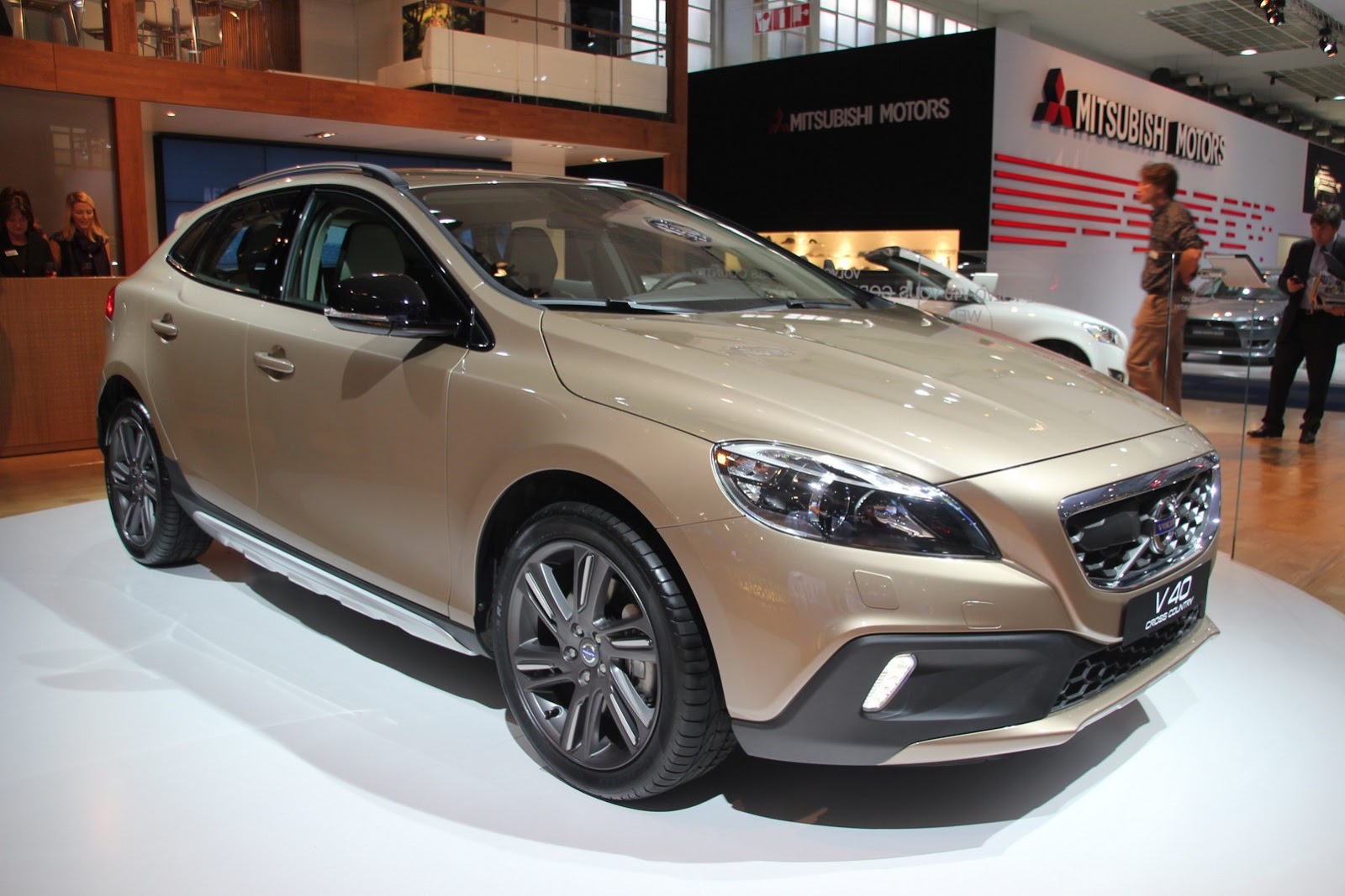 [Volvo-V40-23%255B2%255D.jpg]