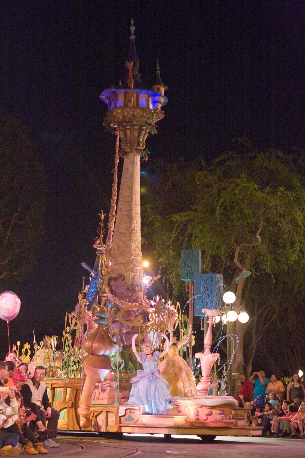 [soundtastic%2520parade%2520Rapunzel%2527s%2520tower%25202%255B3%255D.jpg]