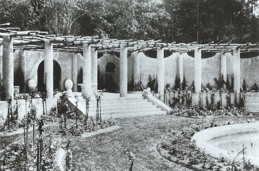 At the same estate, the rose garden is simply enchanting.