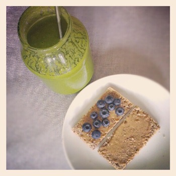3 Snacktime - Smoothie und GF-Brot mit Nussbutter und Heidelbeeren