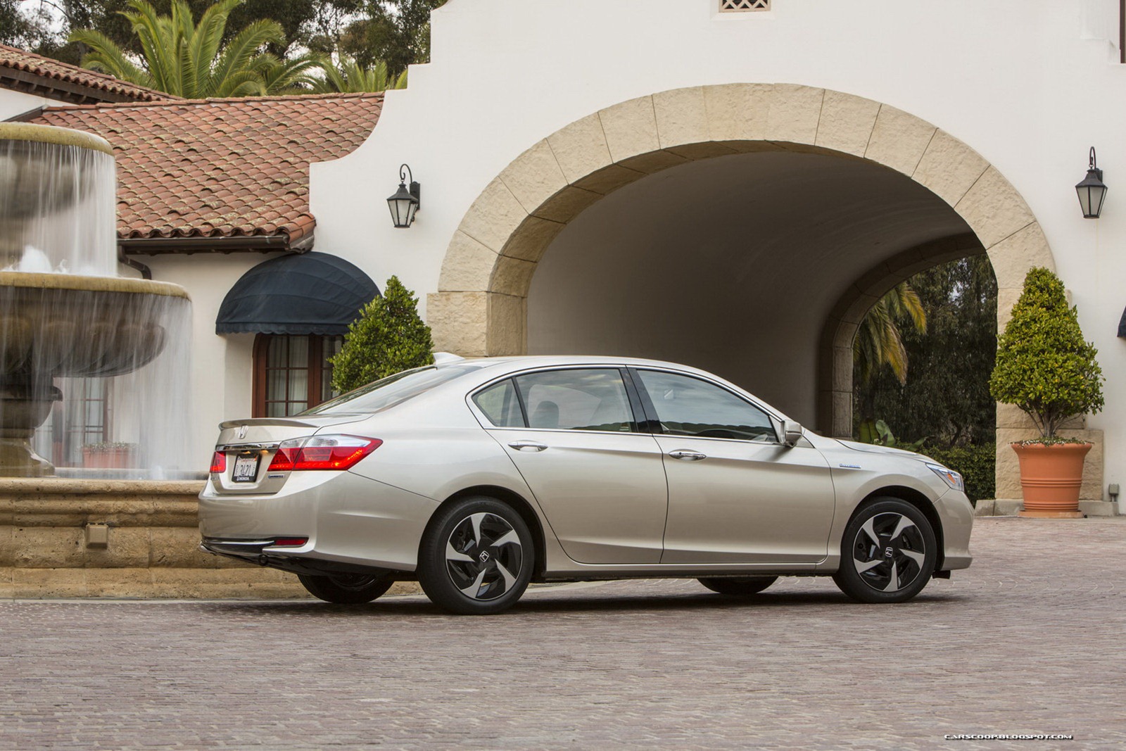 [2014_Honda_Accord_PHEV_213_%255B2%255D.jpg]