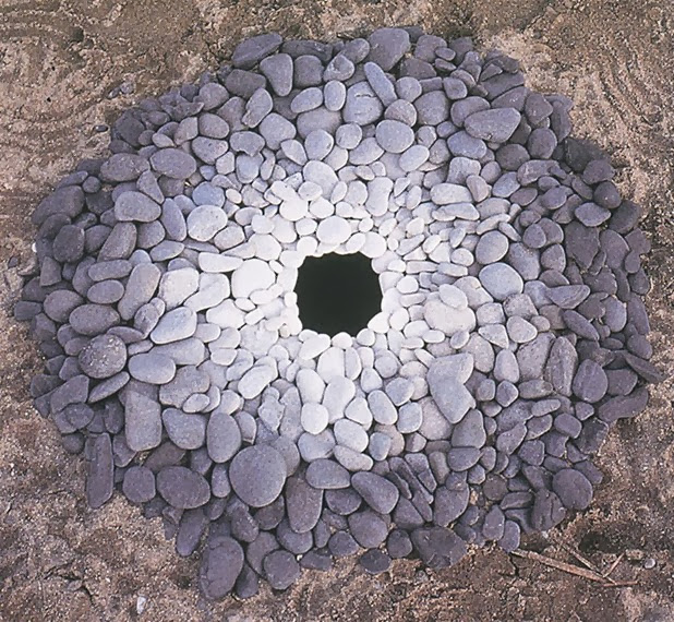 Andy Goldsworthy, Pebbles around a hole, Kinagashima-Cho, Japan (1987)