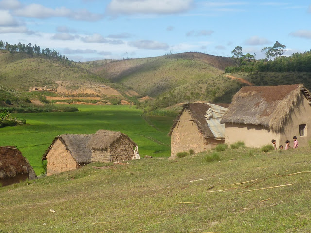 Village et paysage de déforestation à proximité du Saha Forest Camp, Anjozorobe (Madagascar). 2 janvier 2014. Photo : J. Marquet