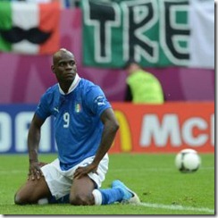 Balotelli c&aacute;nticos racistas