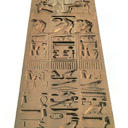 60 - Obelisco del templo de Luxor con historias de Ramses II