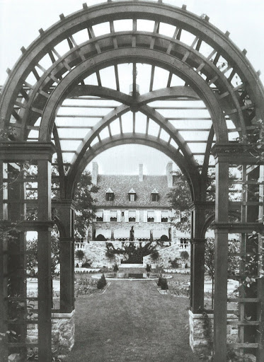 Again in Lake Forest, IL, this view of the garden facade reveals the work of Innocenti & Webel for the Estate of Noble B. Judah. Just this sneak peek of this spread is enough to make my heart soar! Again in Lake Forest, IL, this view of the garden facade reveals the work of Innocenti & Webel for the Estate of Noble B. Judah. Just this sneak peek of this spread is enough to make my heart soar!