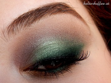 Sleek Garden of Eden look green smokey eye