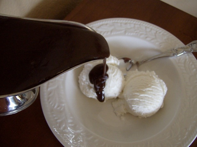 [Homemade%2520Hot%2520Fudge%2520Sauce%2520%2528640x477%2529%255B5%255D.jpg]