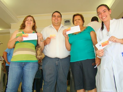 Servidores municipais recebem o novo cartão-alimentação de R$ 80