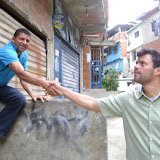 (11 abril 2010) Leopoldo López recorrió junto a Carlos Vecchio el sector Las Minitas de Baruta e hizo un llamado a todos los venezolanos que residen en los sectores del país donde habrá primarias el próximo 25 de abril a expresar su voluntad para construir una unidad ganadora. Recorriendo las Minitas de Baruta