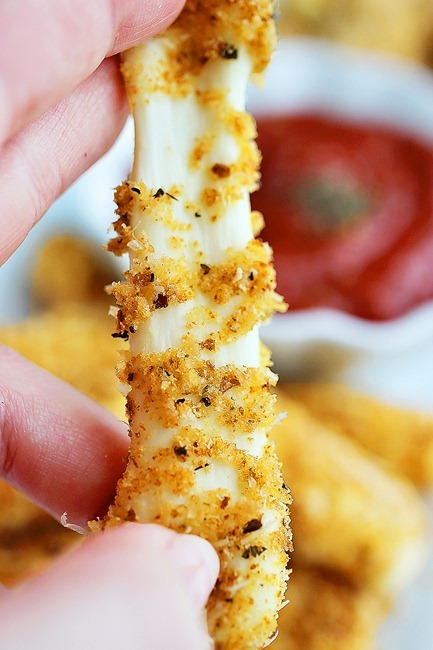 Skinny Baked Mozzarella Sticks – Everyone's favorite indulgence made skinny! Ooey gooey mozzarella sticks hot out of the oven = snacking heaven! | thecomfortofcooking.com