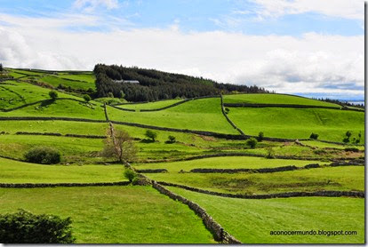 Carnamona. Paisaje del campo y lago Corrib - DSC_0383