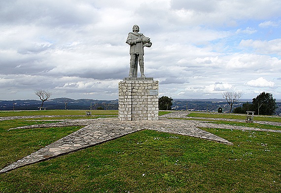 Ourém - Castelo - estátua de S.Frei Nuno de Sta. Mª