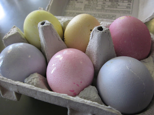 These Easter Eggs were dyed using just salt, vinegar, and plants!