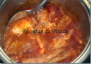 Raia em tomatada com ovos escalfados Raia em tomatada com ovos escalfados
