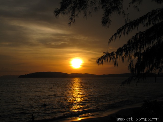 [Ao%2520Nang%2520Beach%2520Sunset%2520in%2520the%2520Monsoon%2520Season%255B5%255D.jpg]