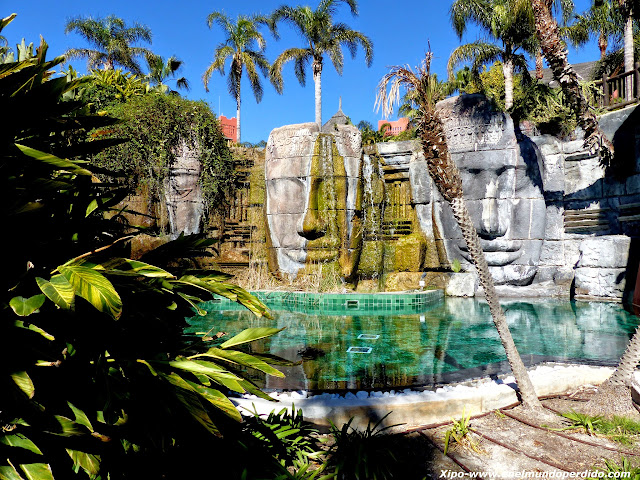 piscina-caras-angkor.JPG