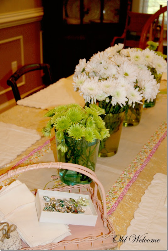 Spring table old welcome pink basket Spring table old welcome pink basket