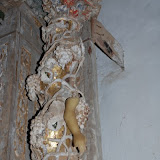 Exvoto de cera sobre una columna del retablo. Ermita de san Isidro de Quintanilla de Urz..jpg