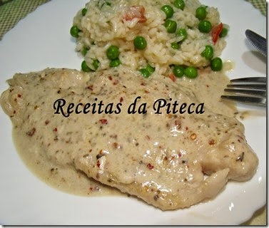 Peixe gato frito com molho de coentros, alho e jindungo-empratado Peixe gato frito com molho de coentros, alho e jindungo-empratado