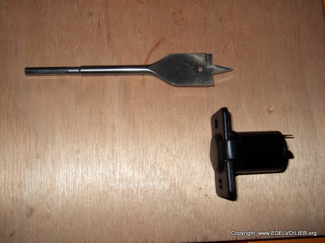 Pour une prise 12V une mèche de 26 est impec