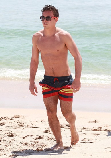 Tom-Daley-Sighting-at-the-Beach-in-Florida-02 Tom-Daley-Sighting-at-the-Beach-in-Florida-02