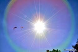 Výseč nedaleko vrcholu skalka je vyhledávaným startovním místem paraglidingu.