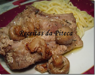 Costoletas do lombo com cogumelos na frigideira-empratado Costoletas do lombo com cogumelos na frigideira-empratado