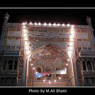 Outside Masjid Wazir Khan Lahore , Source: http://www.flickr.com/photos/14083990@N02/3361060878 3361060878.jpg