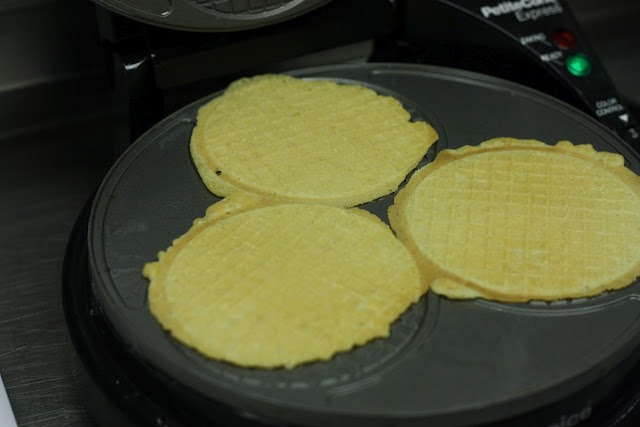 [mini-waffle-cones-on-machine%255B4%255D.jpg]