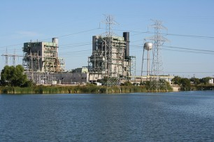 A power plant on the Tradinghouse Creek Reservoir near Hallsburg, Texas. The plant was owned by Luminant but taken offline in 2010. Flickr / srv0