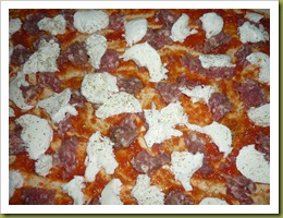 Pizza con salsiccia e carciofini sott'olio (4)