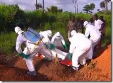 Uomini sotterrano un uomo morto di Ebola