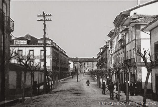 Calle La Cámara Avilés y al fondo el convento de La Merced.